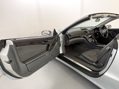 Lot 2004 Mercedes-Benz SL500
