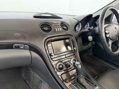 Lot 2004 Mercedes-Benz SL500