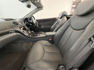 Lot 2004 Mercedes-Benz SL500