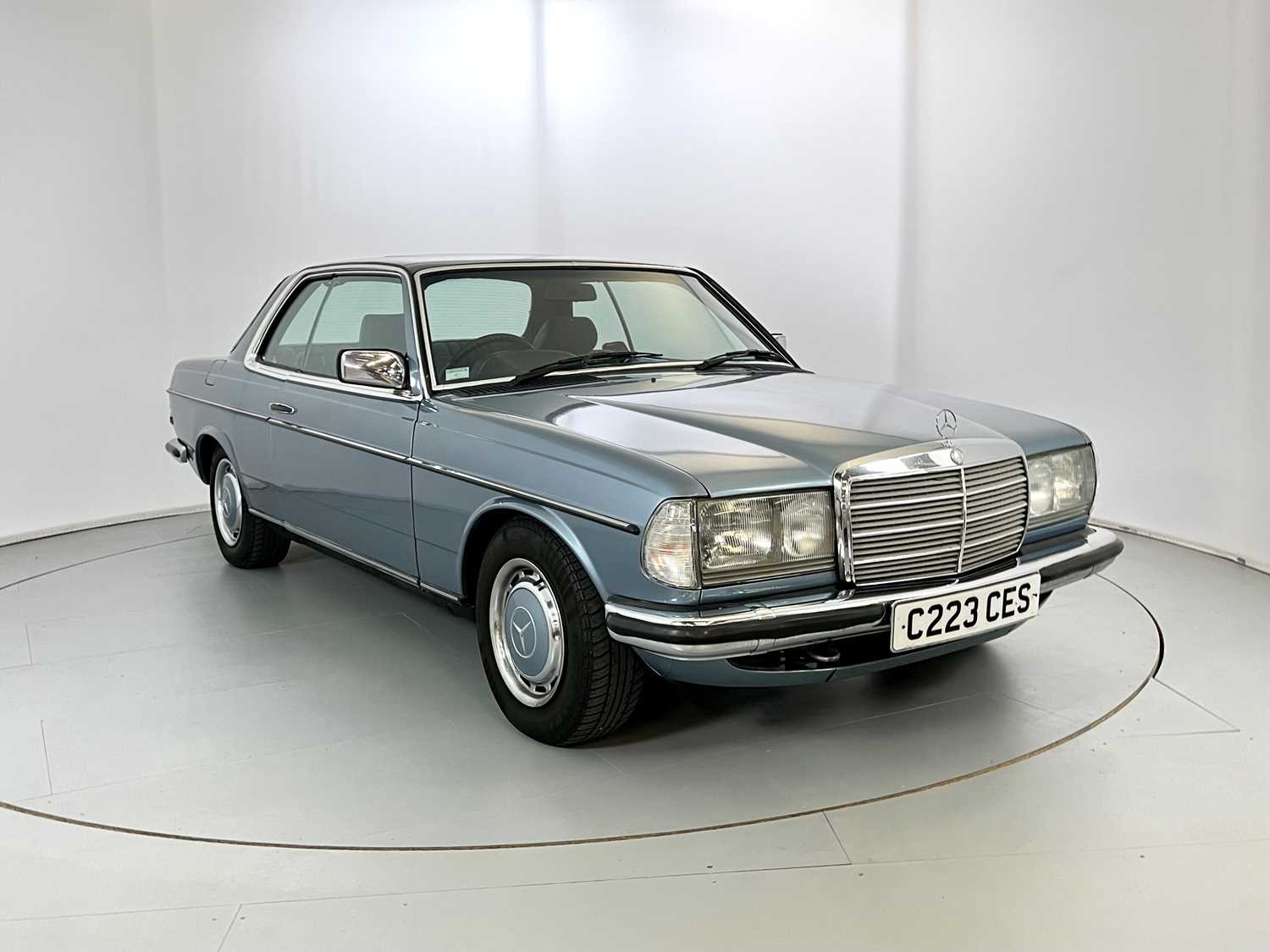 Lot 146 - 1986 Mercedes-Benz 230CE