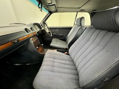 Lot 146 - 1986 Mercedes-Benz 230CE