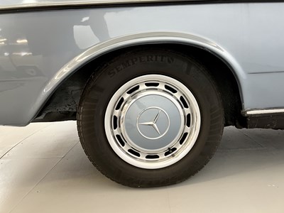 Lot 146 - 1986 Mercedes-Benz 230CE