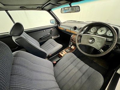 Lot 146 - 1986 Mercedes-Benz 230CE