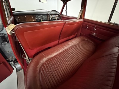 Lot 1968 Daimler 250