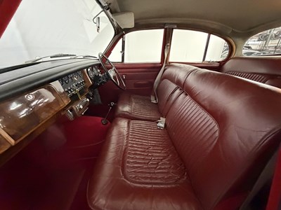 Lot 1968 Daimler 250