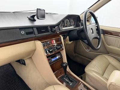 Lot 1990 Mercedes-Benz 230 TE - NO RESERVE