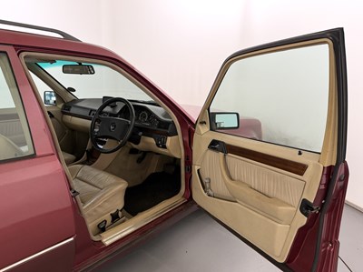 Lot 1990 Mercedes-Benz 230 TE - NO RESERVE
