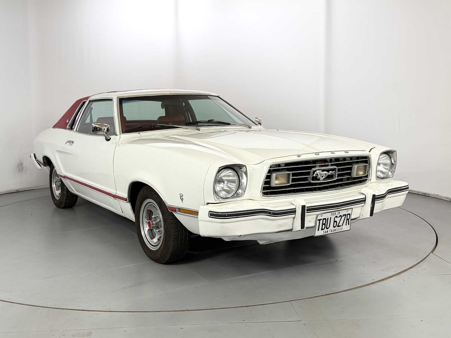 Lot 1977 Ford Mustang II