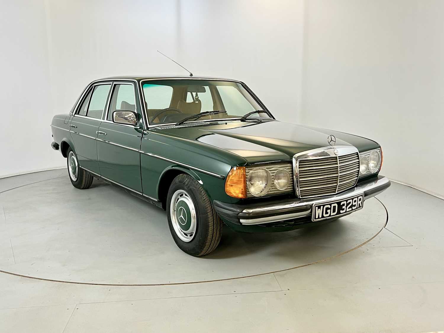 Lot 77 - 1977 Mercedes-Benz 250
