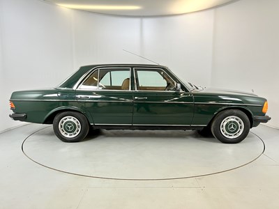 Lot 77 - 1977 Mercedes-Benz 250