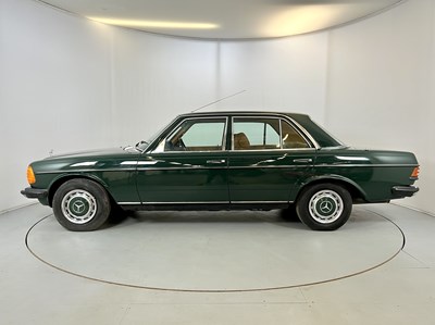Lot 77 - 1977 Mercedes-Benz 250