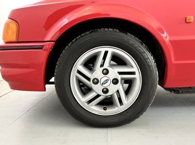 Lot 9 - 1987 Ford Escort XR3i Cabriolet