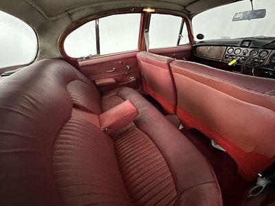 Lot 14 - 1967 Jaguar 420