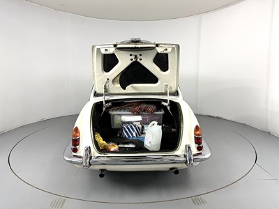 Lot 14 - 1967 Jaguar 420