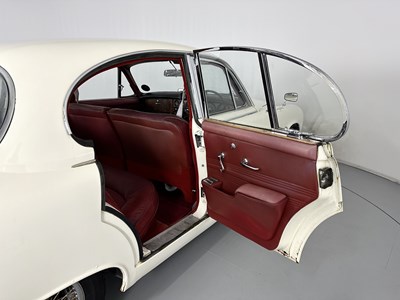 Lot 14 - 1967 Jaguar 420