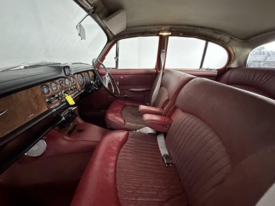 Lot 14 - 1967 Jaguar 420