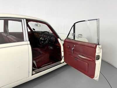 Lot 14 - 1967 Jaguar 420