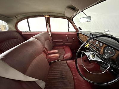 Lot 14 - 1967 Jaguar 420