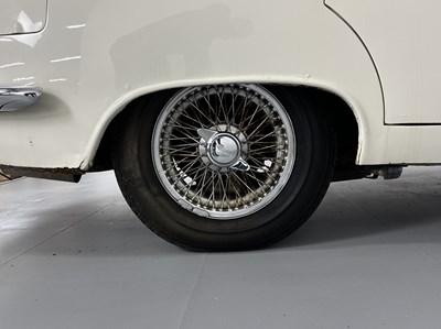 Lot 14 - 1967 Jaguar 420