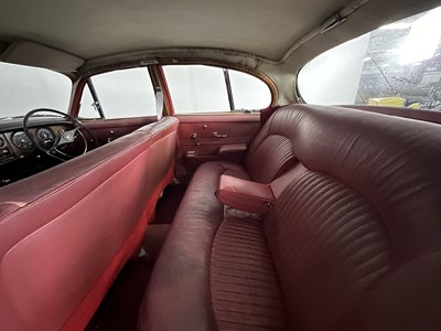 Lot 14 - 1967 Jaguar 420