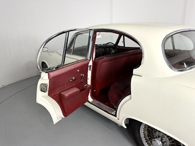 Lot 14 - 1967 Jaguar 420