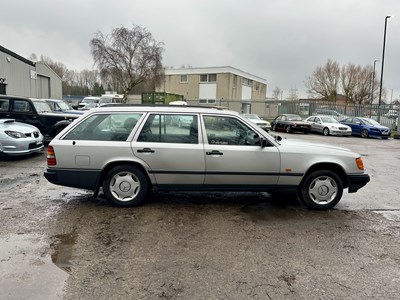 Lot 97 - 1988 Mercedes-Benz E230
