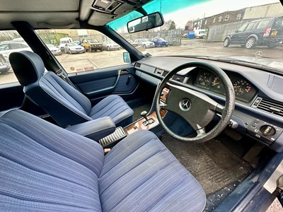 Lot 97 - 1988 Mercedes-Benz E230