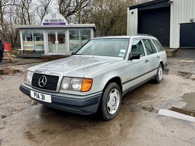 Lot 97 - 1988 Mercedes-Benz E230