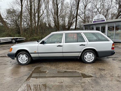 Lot 97 - 1988 Mercedes-Benz E230