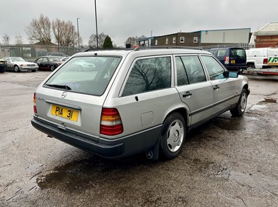 Lot 97 - 1988 Mercedes-Benz E230